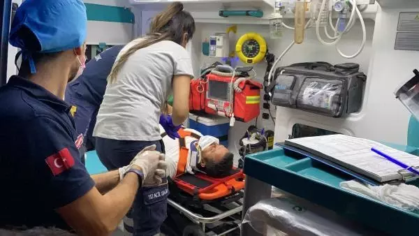 YARALI SÜRÜCÜ, 'BENİM ÇALIŞMAM LAZIM' DİYEREK AMBULANSTAN İNMEK İSTEDİ