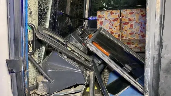 YARALI SÜRÜCÜ, 'BENİM ÇALIŞMAM LAZIM' DİYEREK AMBULANSTAN İNMEK İSTEDİ