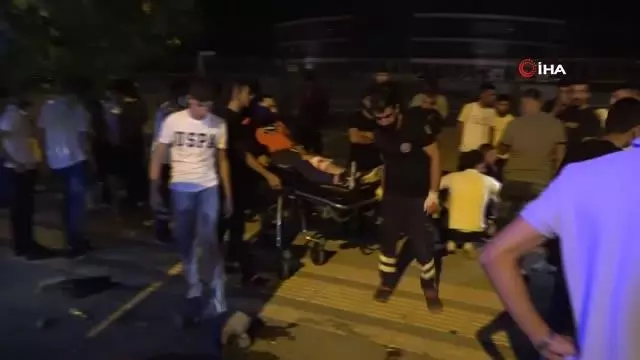Yol kenarında oturan iki genç silahlı saldırıya uğradı