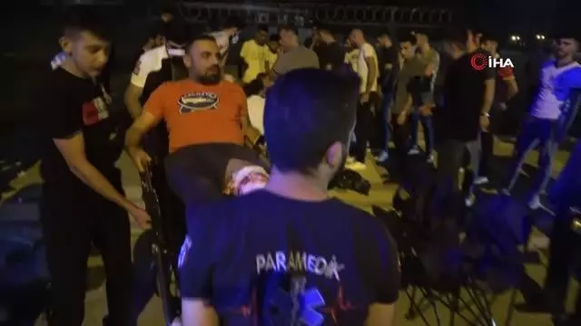 Yol kenarında oturan iki genç silahlı saldırıya uğradı