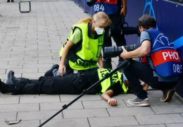 Yürekler ağza geldi! Ronaldo ısınma sırasında kadın güvenlik görevlisini bayılttı