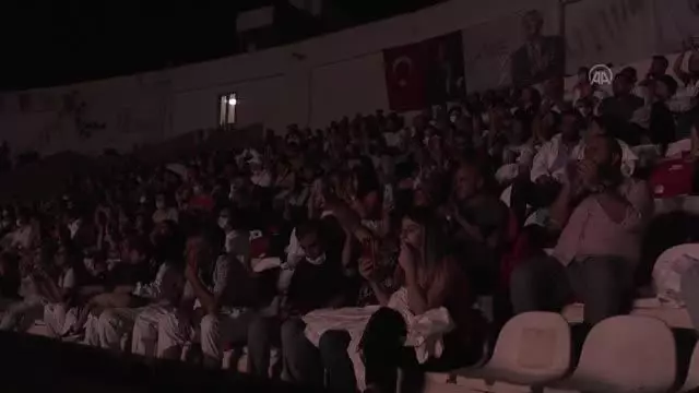 28. Uluslararası Adana Altın Koza Film Festivali'nde Ceylan Ertem orkestra ile sahne aldı