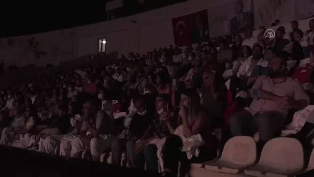 28. Uluslararası Adana Altın Koza Film Festivali'nde Ceylan Ertem orkestra ile sahne aldı