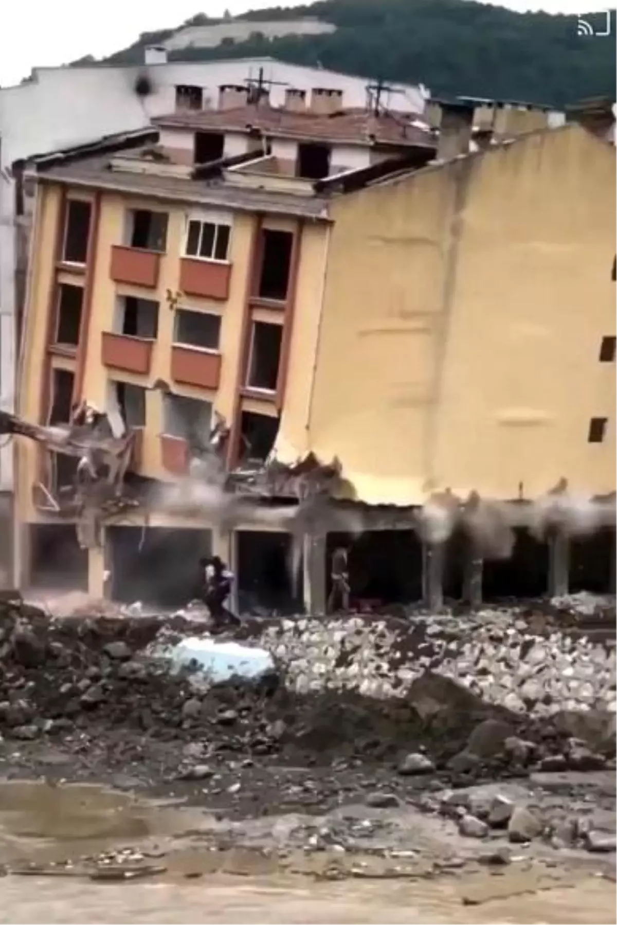 Afet bölgesinde yıkılan binanın altında kalmaktan son anda böyle kurtuldular