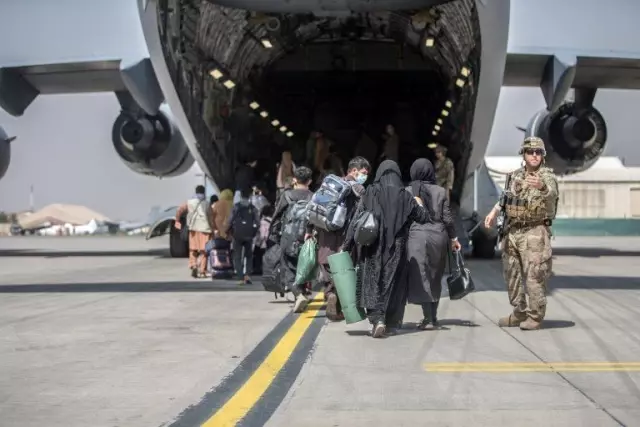Afganistan'daki tahliyelerde geç kalmakla suçlanan Hollanda Dışişleri Bakanı Kaag istifa etti