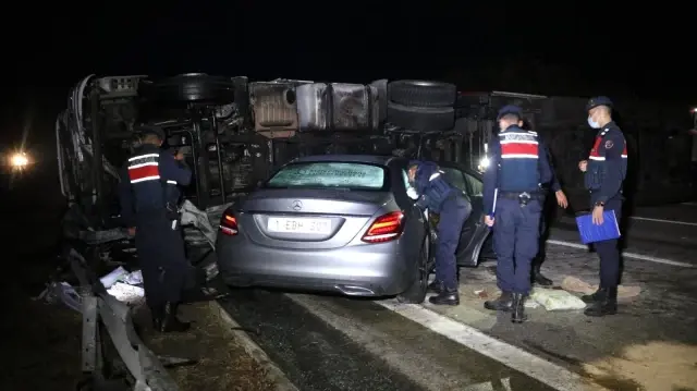 Ahşap malzeme yüklü tır devrildi: 6 yaralı