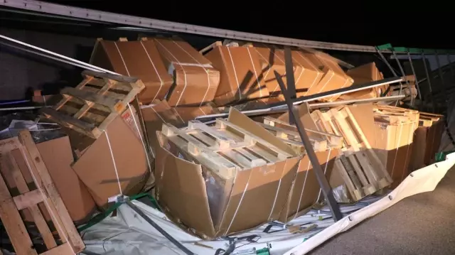 Ahşap malzeme yüklü tır devrildi: 6 yaralı