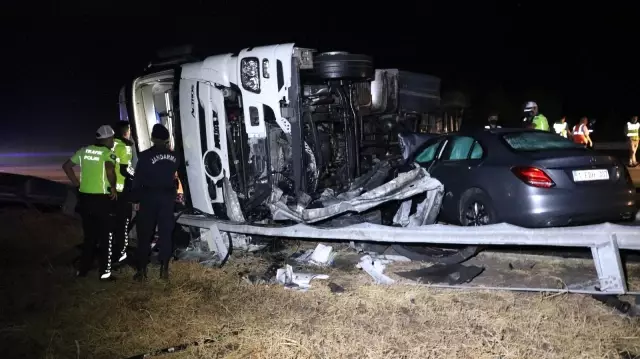 Ahşap malzeme yüklü tır devrildi: 6 yaralı