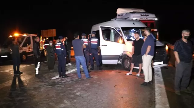 Ahşap malzeme yüklü tır devrildi: 6 yaralı