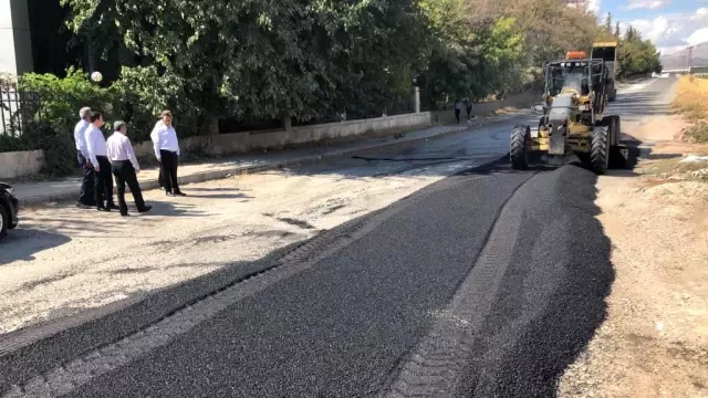 AK Parti heyeti köy grup yollarında incelemelerde bulundu