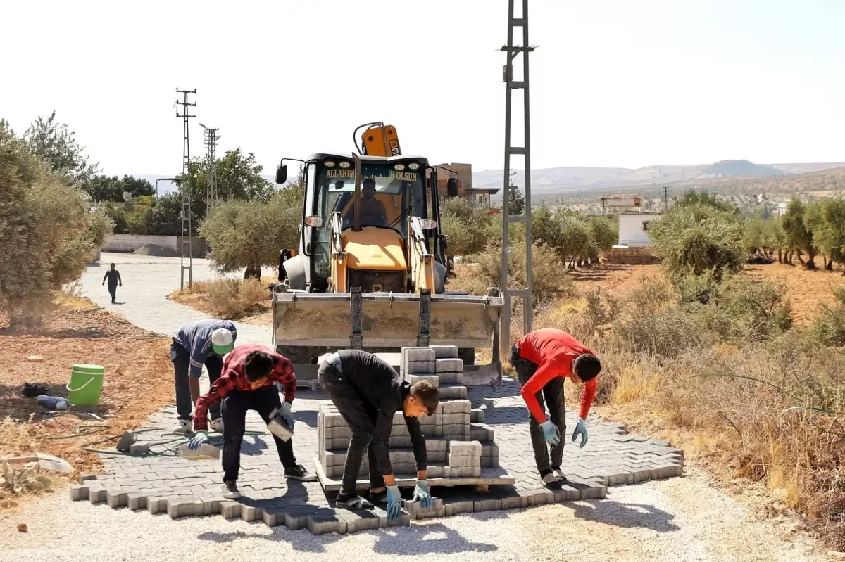 AŞAĞI ARIL MAHALLESİ'NDE KİLİTLİ PARKE TAŞI ÇALIŞMALARI BAŞLADI