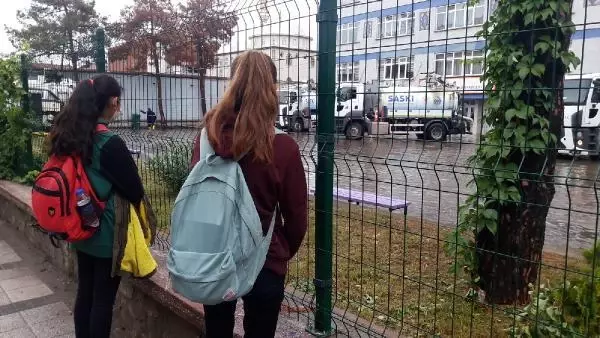SAMSUN'DA SAĞANAK SONRASI İKİ OKULDA EĞİTİME ARA