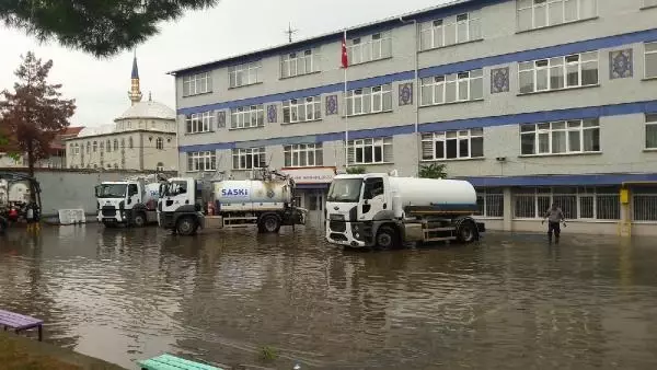 SAMSUN'DA SAĞANAK SONRASI İKİ OKULDA EĞİTİME ARA
