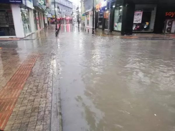 SAMSUN'DA SAĞANAK SONRASI İKİ OKULDA EĞİTİME ARA