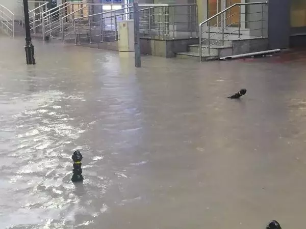 SAMSUN'DA SAĞANAK SONRASI İKİ OKULDA EĞİTİME ARA