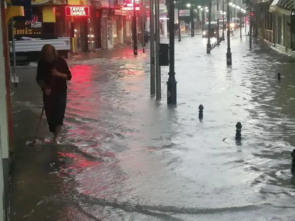 SAMSUN'DA SAĞANAK SONRASI İKİ OKULDA EĞİTİME ARA