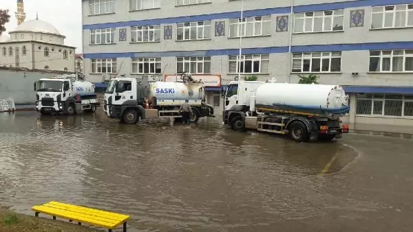 SAMSUN'DA SAĞANAK SONRASI İKİ OKULDA EĞİTİME ARA