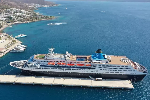 Drone - Bahama bayraklı kruvaziyer Blue Sapphire 218 yolcusuyla Bodrum'a geldi