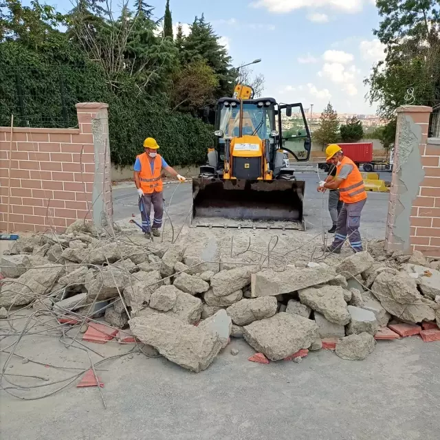 Beylikdüzü'nde site sakinlerinden kapı yıkımına tepki