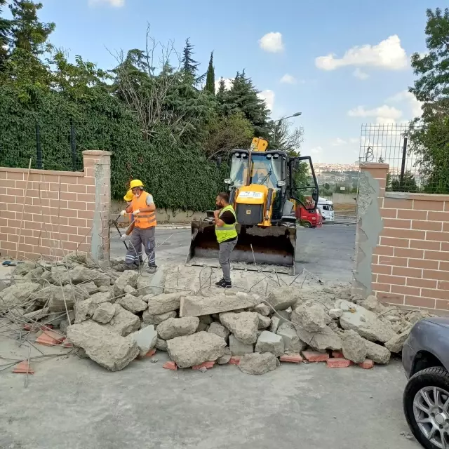 Beylikdüzü'nde site sakinlerinden kapı yıkımına tepki