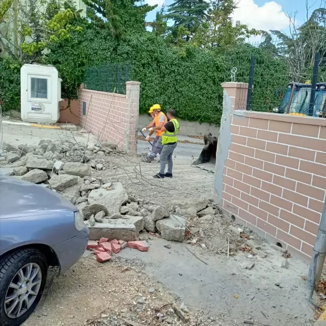 Beylikdüzü'nde site sakinlerinden kapı yıkımına tepki