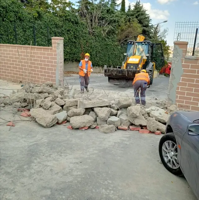 Beylikdüzü'nde site sakinlerinden kapı yıkımına tepki