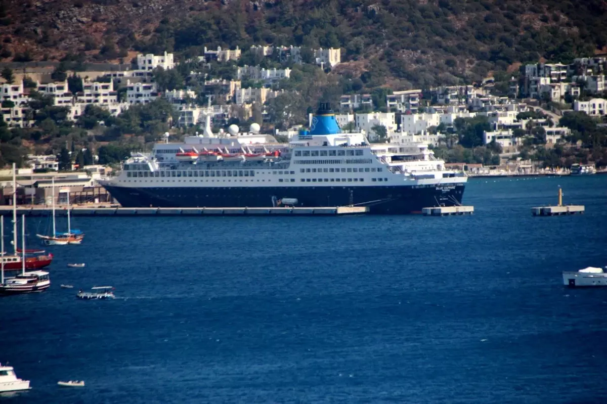 Bodrum'a 2 yıl aradan sonra kruvaziyer gemisi geldi