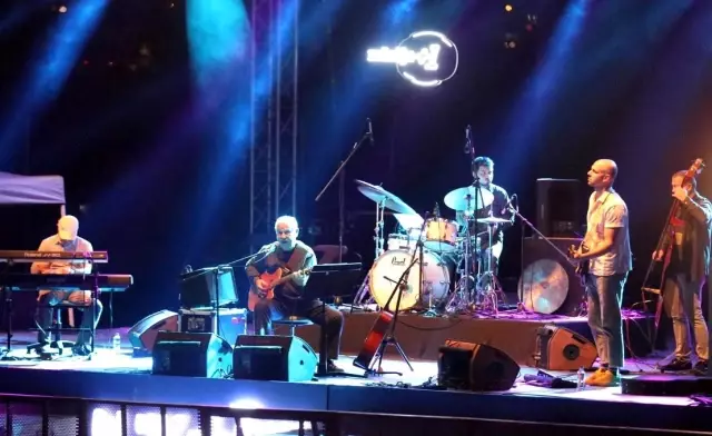 Bülent Ortaçgil Güz Konserleri'nde nostalji yaşattı