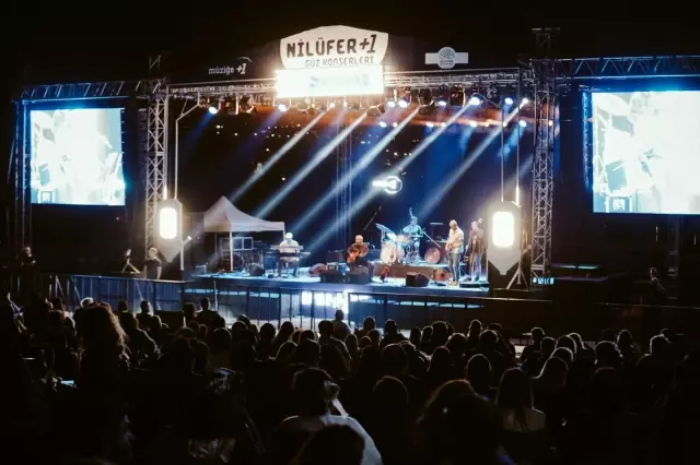 Bülent Ortaçgil Güz Konserleri'nde nostalji yaşattı