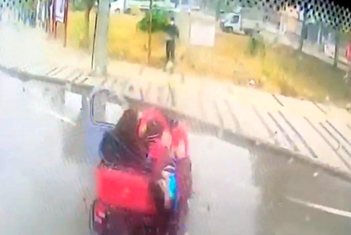 Halk otobüsü ile elektrikli araç çarpıştı: 3 öğrenci yaralandı - Vimarsana News