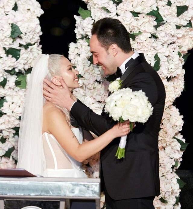 Çağrı Terlemez ile dünyaevine giren Ece Seçkin'in iddialı gelinlik seçimi olay oldu