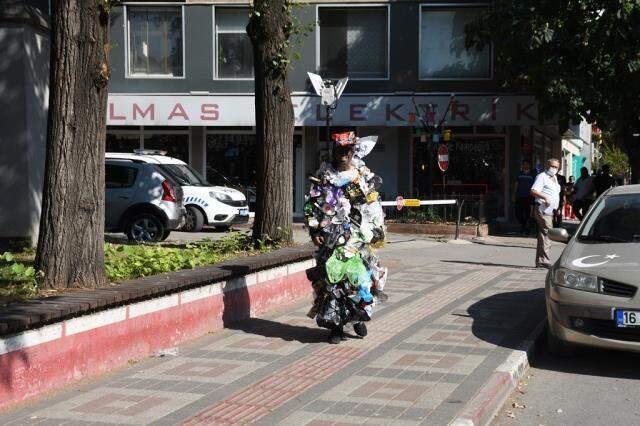 Çöp adam sokaklara indi, vatandaşı kendisiyle yüzleştirdi: Ben sizi sokaklara attığınız çöplerim