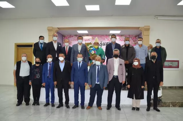 Demirci'de yılın ahisi 52 yıllık terzi Yaşar Öztemel oldu