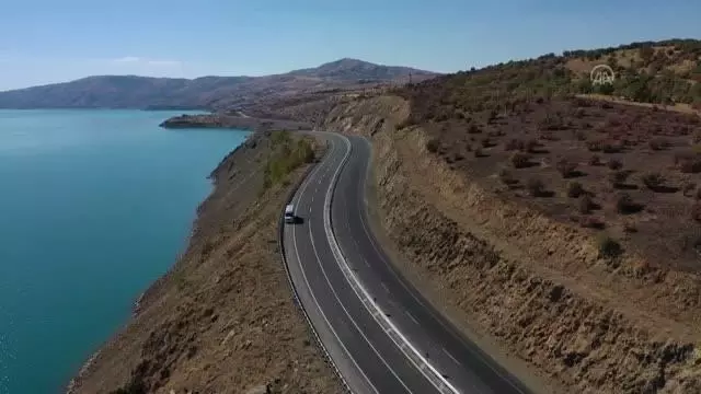 DİYARBAKIR - Turuncu adamlar kara yollarını, rastgele atılan maskelerden temizlemek için mesaide