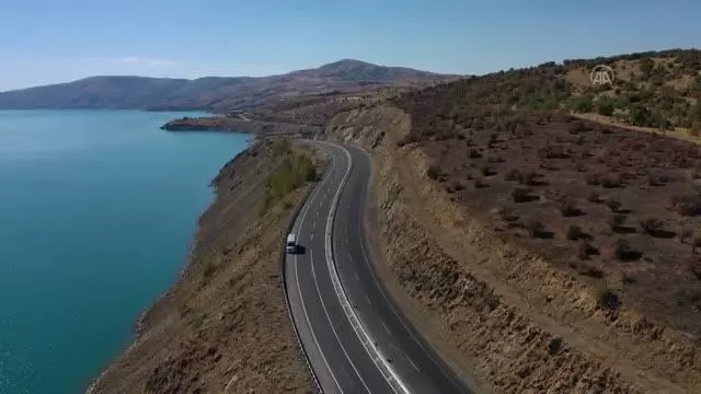 DİYARBAKIR - Turuncu adamlar kara yollarını, rastgele atılan maskelerden temizlemek için mesaide