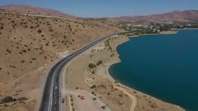 DİYARBAKIR - Turuncu adamlar kara yollarını, rastgele atılan maskelerden temizlemek için mesaide