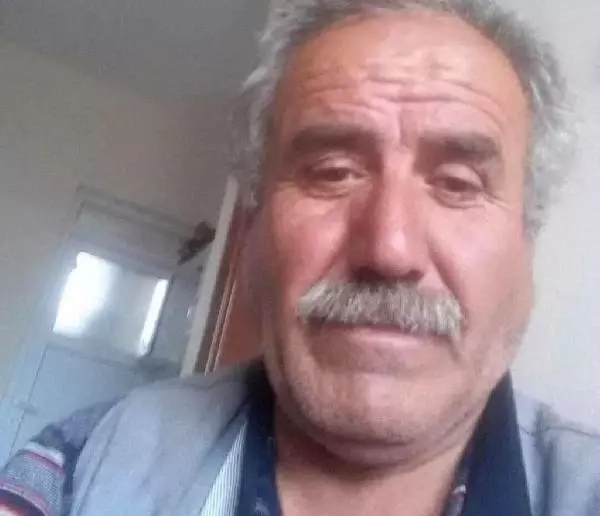 Durdurmaya çalıştığı kamyoneti ile ağaç arasında sıkışan seyyar satıcı hayatını kaybetti