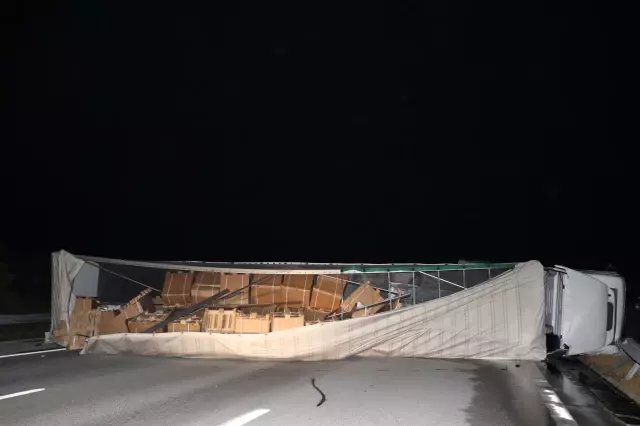 Edirne-İstanbul Otoyolu'nda meydana gelen zincirleme trafik kazasında 6 kişi yaralandı