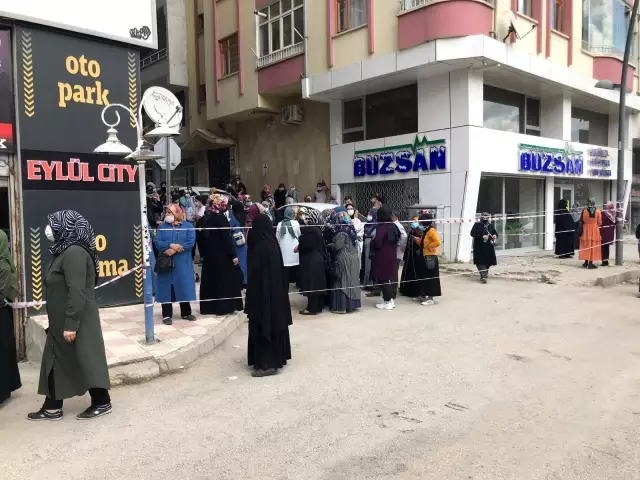 Elazığ'da ucuz halı kuyruğu