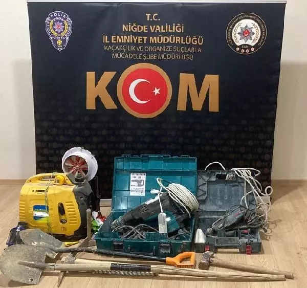 EVDE KAÇAK KAZI YAPARKEN YAKALANDILAR; 13 METRE DERİNE İNMİŞLER