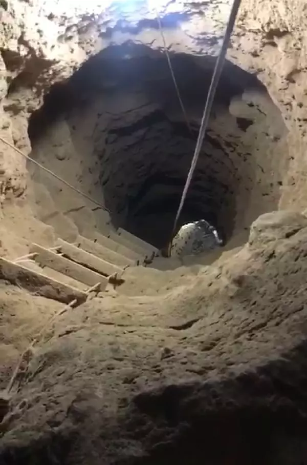 EVDE KAÇAK KAZI YAPARKEN YAKALANDILAR; 13 METRE DERİNE İNMİŞLER