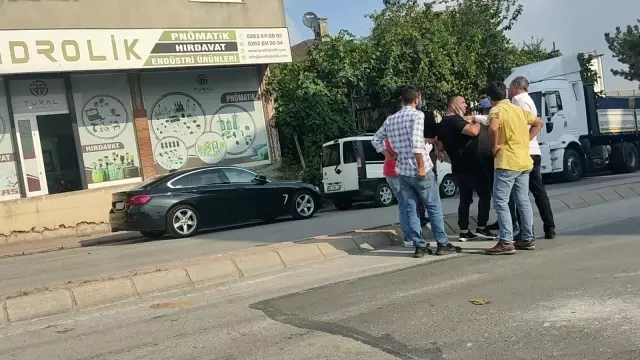 Geri geri gelen tır otomobile böyle çarptı