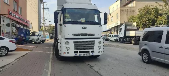 Geri geri gelen tır otomobile böyle çarptı