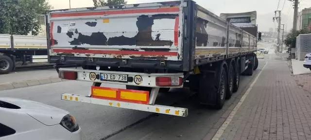 Geri geri gelen tır otomobile böyle çarptı