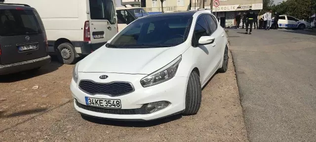 Geri geri gelen tır otomobile böyle çarptı