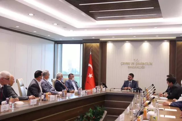 Hotamış Türkmenleri Bakan Kurum'u ziyaret etti