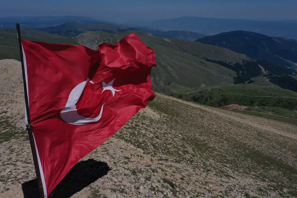 Ilgaz'ın zirvesindeki bayrak nöbetini 24 metrekarelik bayrakla sürdürdü