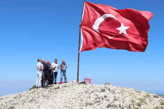 Ilgaz'ın zirvesindeki bayrak nöbetini 24 metrekarelik bayrakla sürdürdü