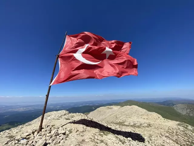 Ilgaz'ın zirvesindeki bayrak nöbetini 24 metrekarelik bayrakla sürdürdü
