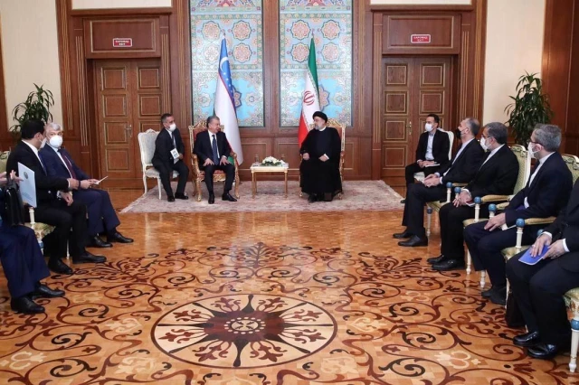 İran Cumhurbaşkanı Reisi, Özbekistan Devlet Lideri Mirziyoyev ile görüştü